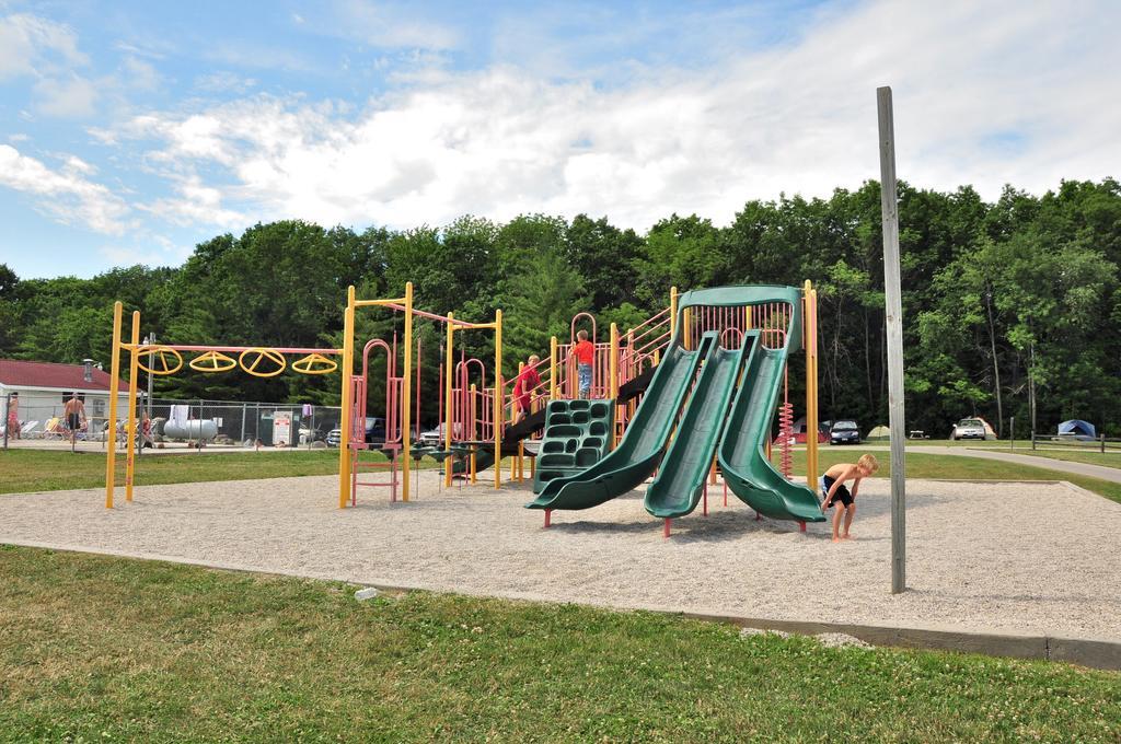 Plymouth Rock Camping Resort Deluxe Cottage Elkhart Lake ภายนอก รูปภาพ