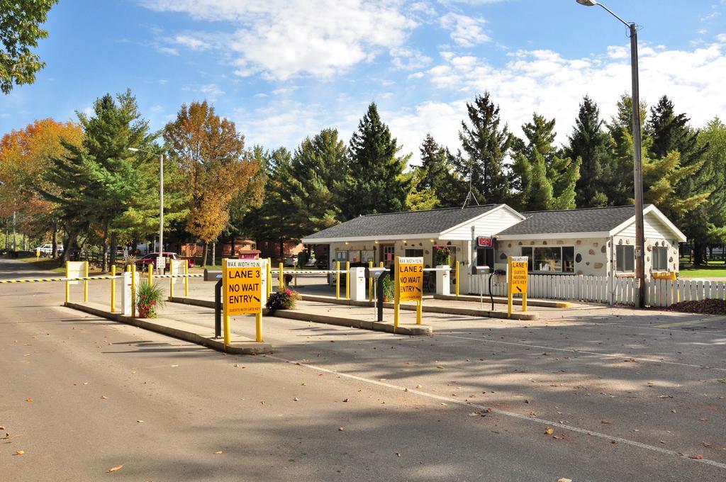 Plymouth Rock Camping Resort Deluxe Cottage Elkhart Lake ภายนอก รูปภาพ